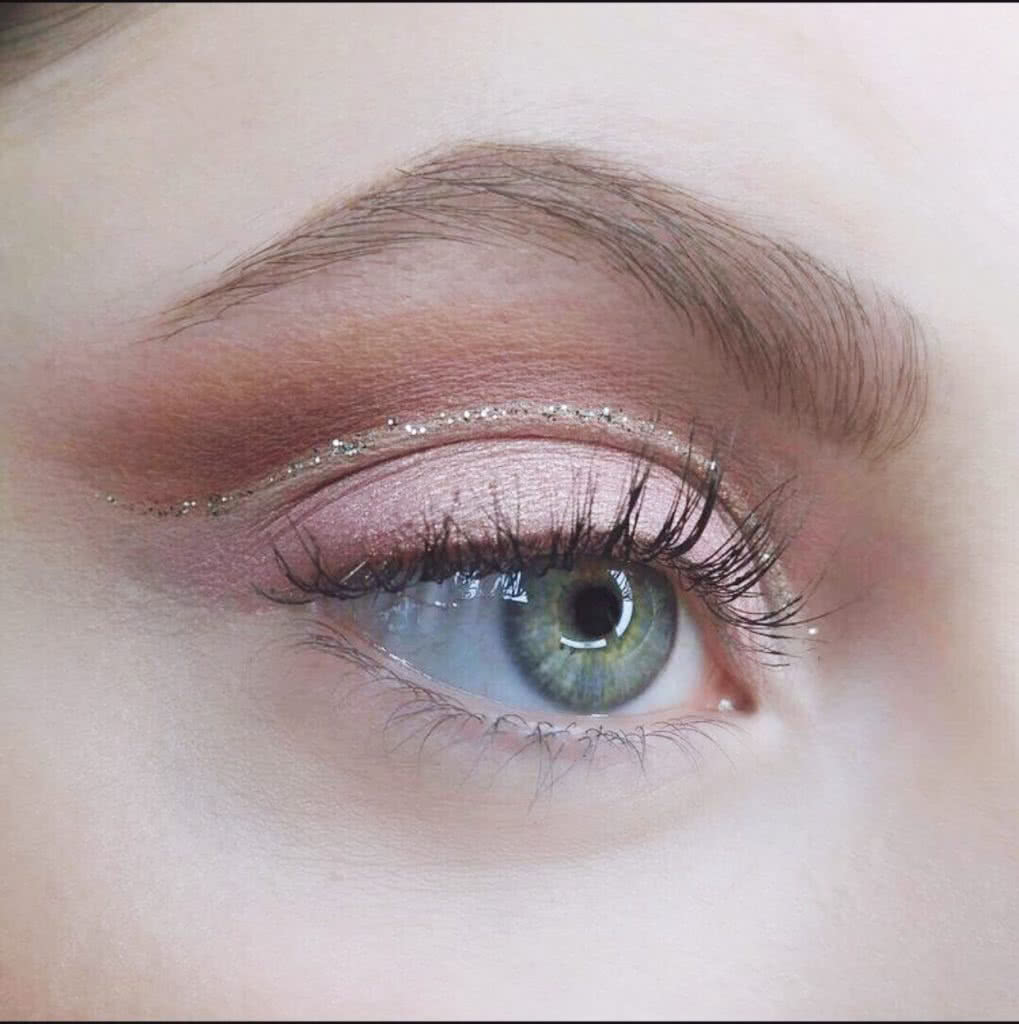 Perfectly applied eyeshadow using primer