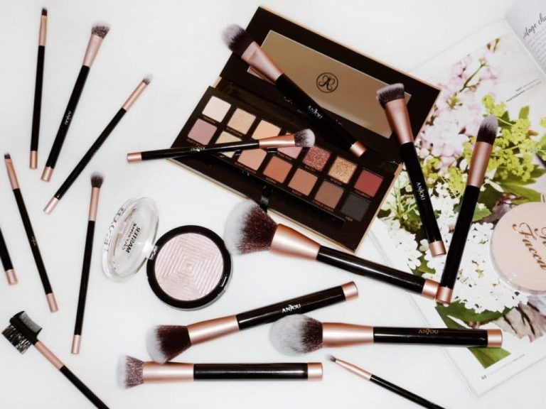 Makeup Brushes and Tools Everyone Needs In Their Makeup Bag