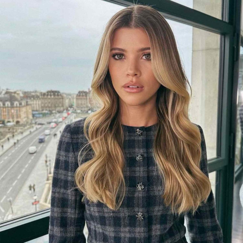 Sofia Richie classic loose waves- light hair