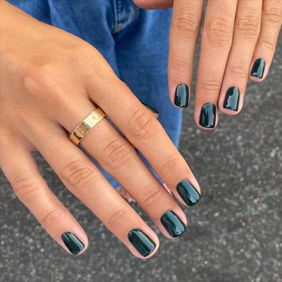 dark green nails 