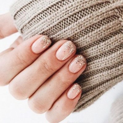 21 Short Holiday Nail Ideas For 2023