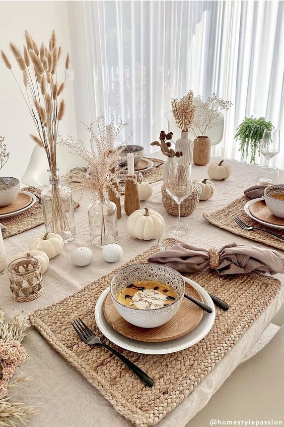 minimalist thanksgiving tablescape 