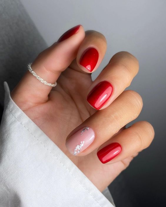 Short holiday nail red with natural accent